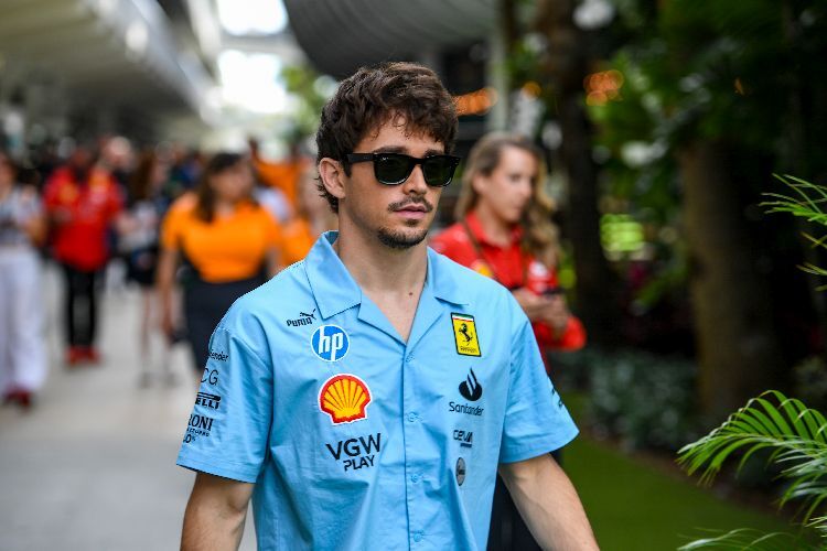 Charles Leclerc im in Miami ausnahmsweise blauen Ferrari-Dress