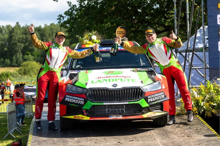 Familienaffäre Kremer mit Kremer: Im Skoda Fabia RS Rally2 permanet auf der Siegerstraße