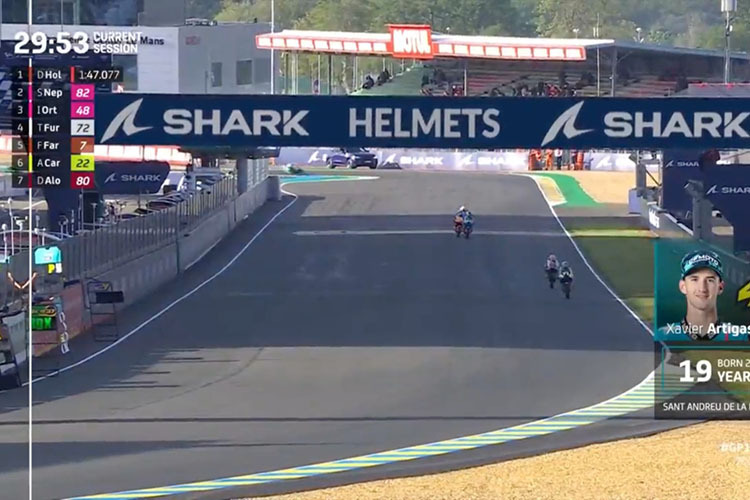 Ganz hinten unter dem H von Helmets ist der BMW zu sehen – mitten während des Moto3-Trainings