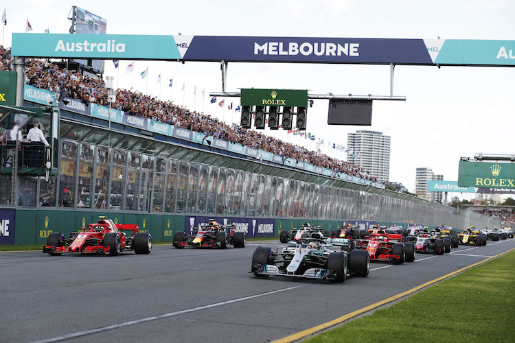 Den ersten GP des Jahres nahm Vettel von Startplatz 3 – direkt hinter Hamilton – in Angriff 