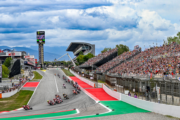 MotoGP vor gut gefüllten Tribünen auf dem Circuit de Barcelona-Catalunya