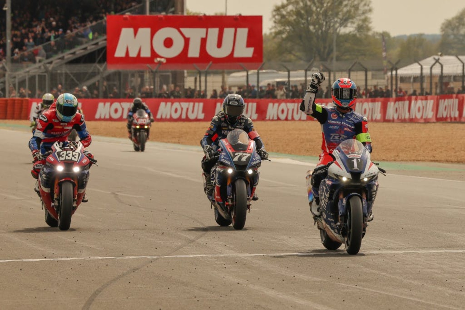 24H Le Mans Moto – Ao fim de 8 horas de corrida a Honda #1 da F.C.C. mantém  a liderança - MotoSport