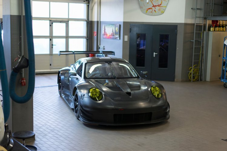 Der Porsche 911 RSR ist bei Project 1 angekommen