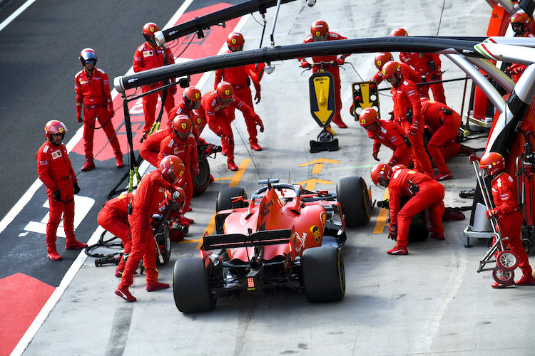 Sebastian Vettel holt sich neue Reifen ab