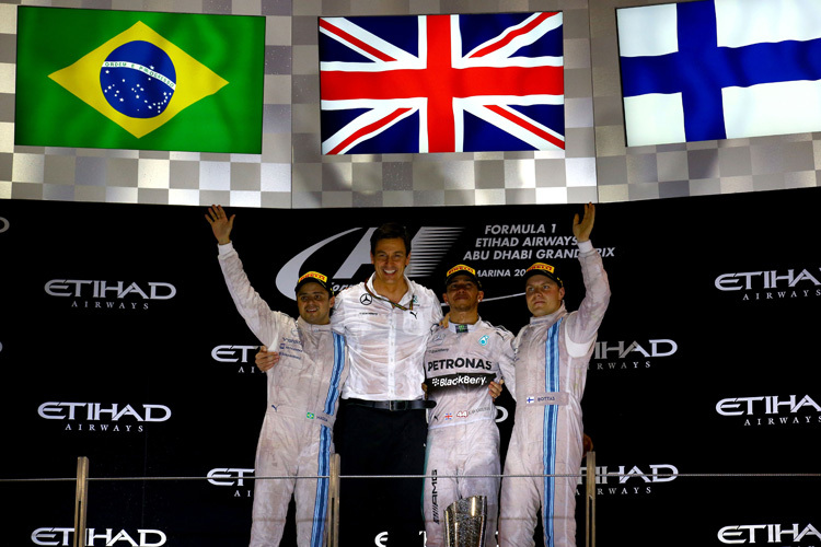 Felipe Massa (links) und Valtteri Bottas (rechts) umrahmen Weltmeister Hamilton und Mercedes-Rennchef Toto Wolff