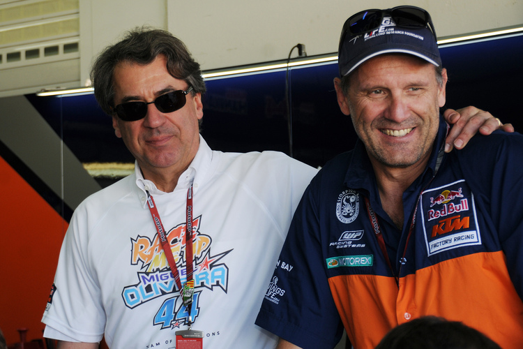 Stefan Pierer gestern in Valencia mit Oliveira-T-Shirt und Ex-Cross-Weltmeister Heinz Kinigadner in der KTM-Box