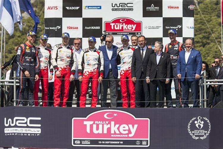 Das Siegerpodium der Rallye Türkei mit Recep Erdogan in der Mitte