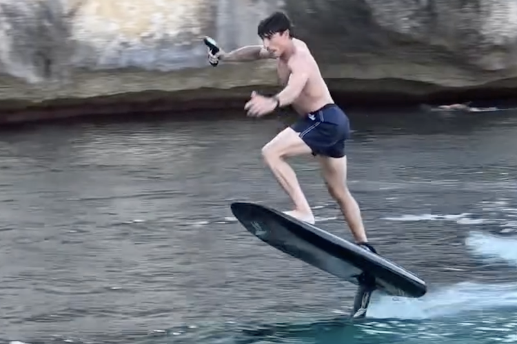 Marc Marquez auf dem «E-Surfboard»