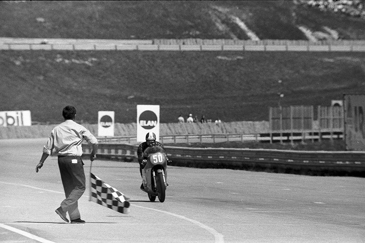 Giacomo Agostini siegte 1971 nach 45 Runden in 66,19 min. Er überrundete den Zweitplatzierten Keith Turner (Suzuki)