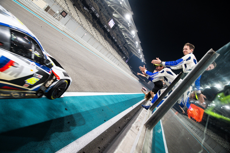 Große Freude bei Valentino Rossi und seinem Team über Rang zwei in Abu Dhabi
