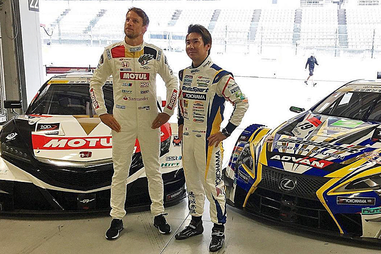 Zwei frühere GP-Piloten treffen sich beim Super-GT-Test: Jenson Button und Kamui Kobayashi