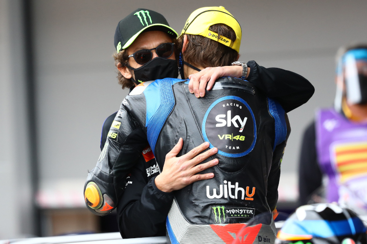 Valentino Rossi umarmt seinen Bruder Luca Marini