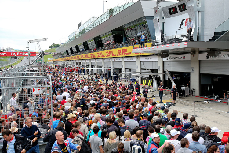 Die Fans geniessen Formel-1-Atmosphäre