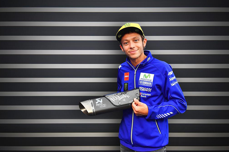Valentino Rossi mit dem unterschriebenen Akrapovic-Auspuff für die Yamaha YZF-R1 