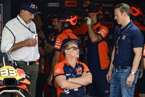 KTM-Sportchef Pit Beirer mit CEO Gottfried Neumeister und KTM-Urgestein Heinz Kinigadner (li.))