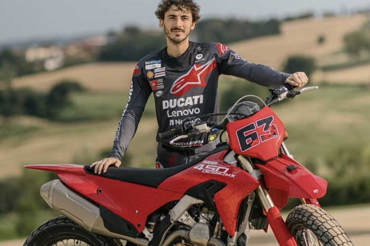 Pecco Bagnaia mit der «Custom Desmo450 MX Flat-Track»