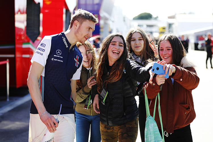Williams-Fahrer Sergey Sirotkin mit Fans bei den Barcelona-Tests