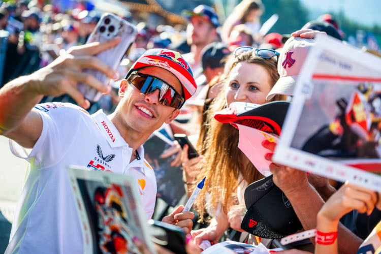 Neben der Strecke weiterhin der MotoGP-Superstar: Marc Márquez