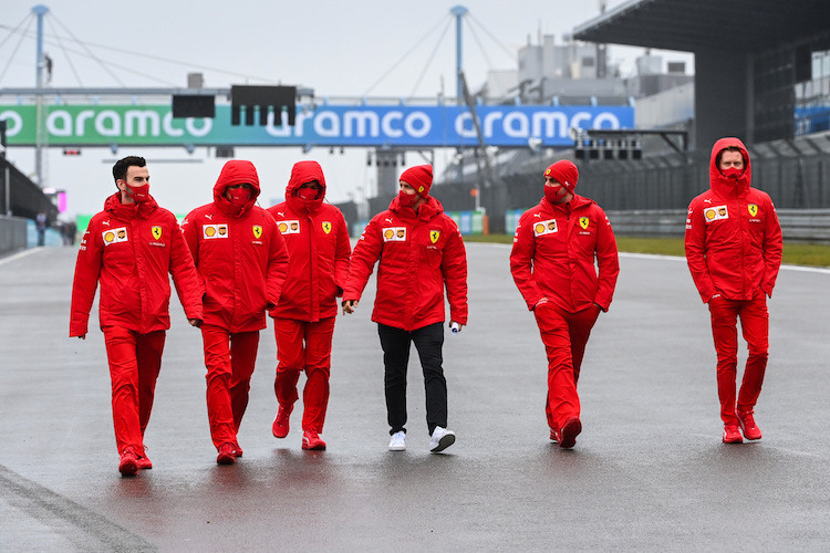 Sebastian Vettel (dunkle Hose) und seine Kollegen bei der Pistenbesichtigung