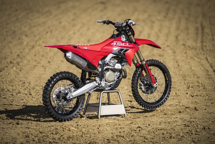 Ducati Desmo 450MX, aufgerüstet mit dem kompletten Programm an Werks-Zubehör