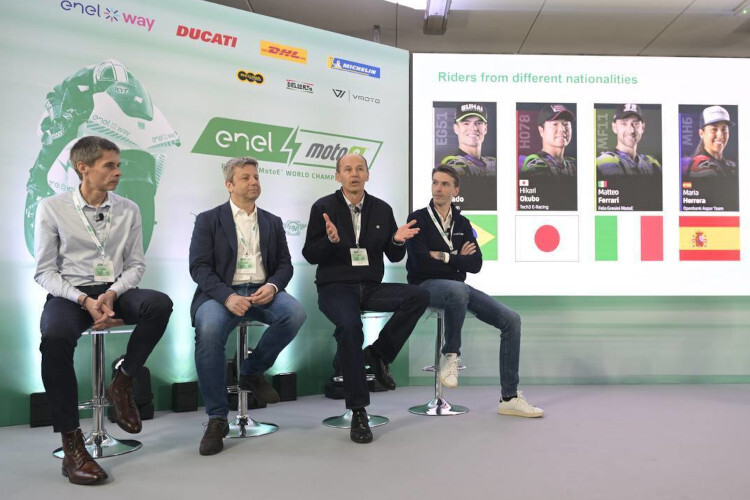 Philippe Jacquin von Michelin, Ducatis eMobility Director Roberto Canè, Nicolas Goubert und Michele Cecchini, Head of Motorsport bei Enel X