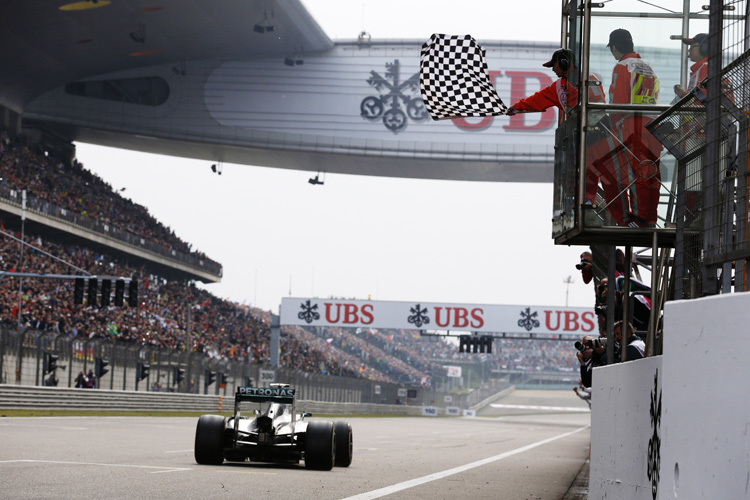 Lewis Hamilton wird in China zu früh abgewunken