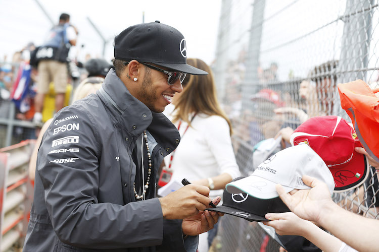 Lewis Hamilton gibt Autogramme