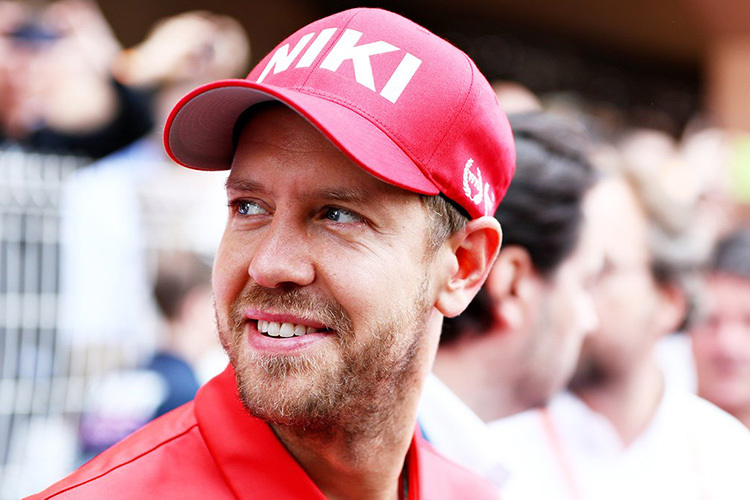 Sebastian Vettel mit einer NIKI-Kappe