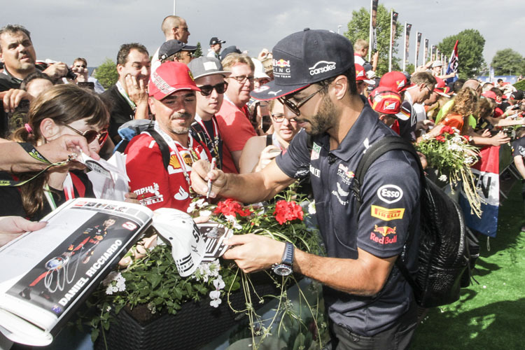 Daniel Ricciardo verteilte viele Autogramme