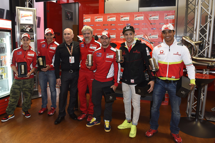 Geschenke für die Fahrer: Dovizioso, Pirro, Akrapovic, Dall'Igna, Crutchlow, Iannone und Hernandez