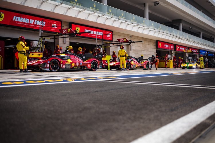 Beide Ferrari 499P in der Boxengasse