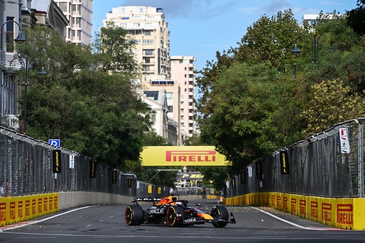 Max Verstappen blieb im ereignisreichen Baku-Qualifying fehlerfrei und eroberte die Pole