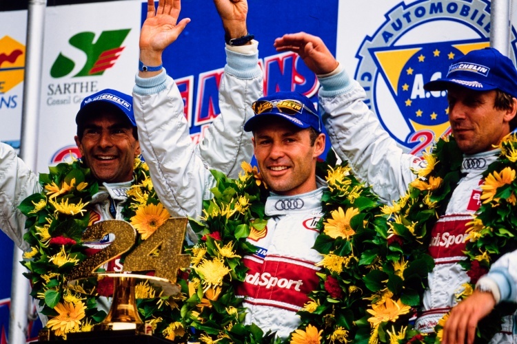 Tom Kristensen (Mitte) auf dem Podium in Le Mans 2001 mit Emanuele Pirro (li.) und Frank Biela