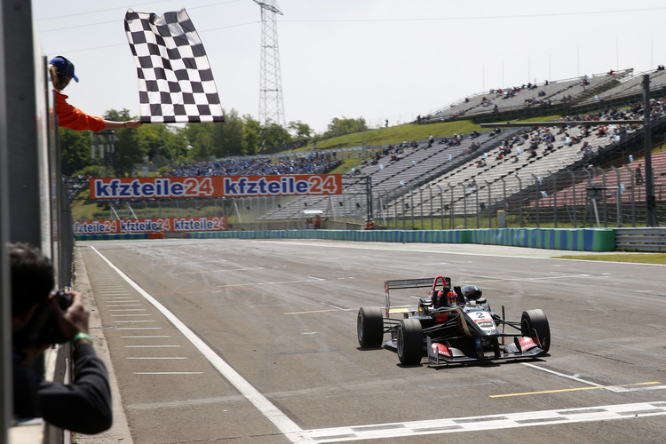 Den zweiten Lauf auf dem Hungaroring entschied F3-EM-Rookie und Tabellen-Leader Esteban Ocon für sich