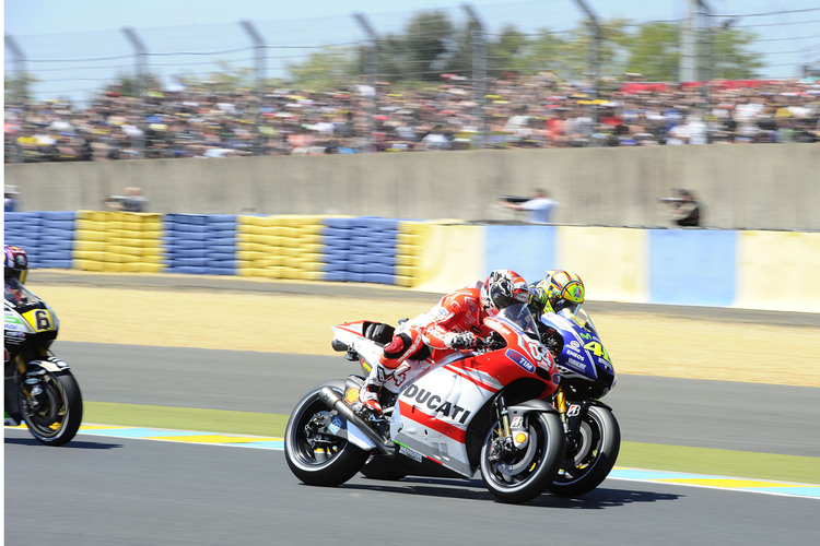Le Mans: Andrea Dovizioso (Ducati) wehrt sich gegen Rossi, dahinter Bradl