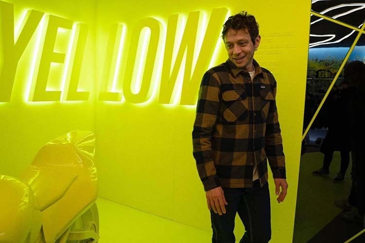 Rossi im neuen VR46-Store: Gelb dominiert