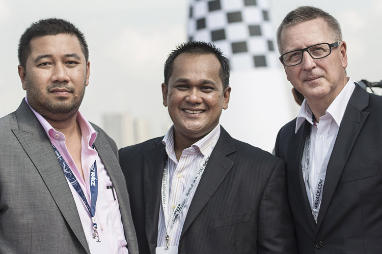 Adam Din und Mohad Halizi Dato'A Bakar von Putrajaya-Event-Promoter Aerolomba. Rechts: Red Bull Air Race-Chef Erich Wolf