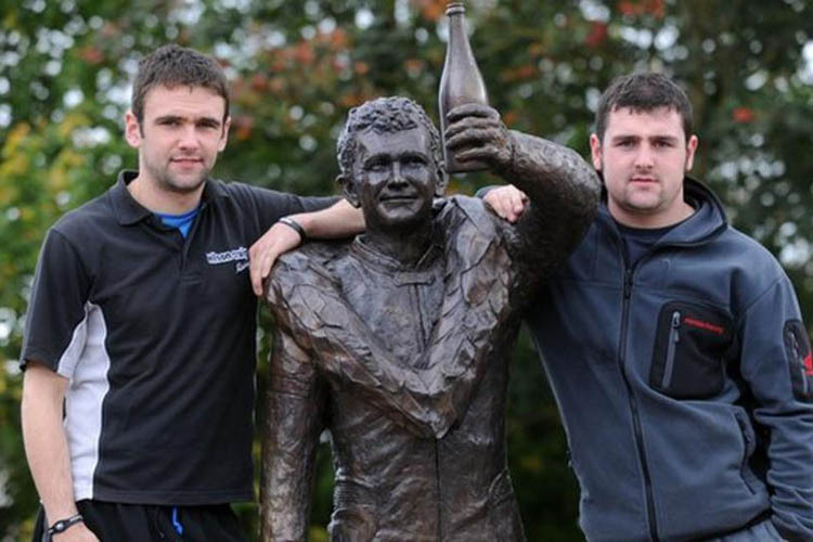 In Ballymoney: William und Bruder Michael Dunlop mit einer Statue von Vater Robert