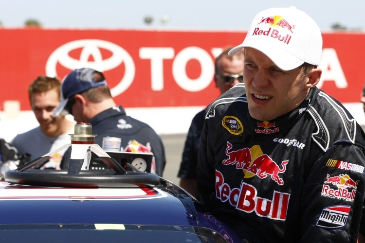 Mattias Ekström zwängt sich in seinen Toyota Camry