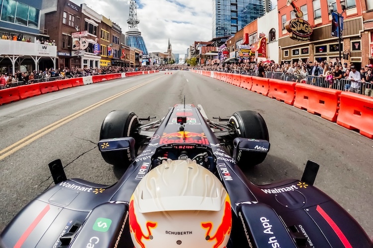 Comeback in Nashville: Daniel Ricciardo gab im RB7 Gas…  