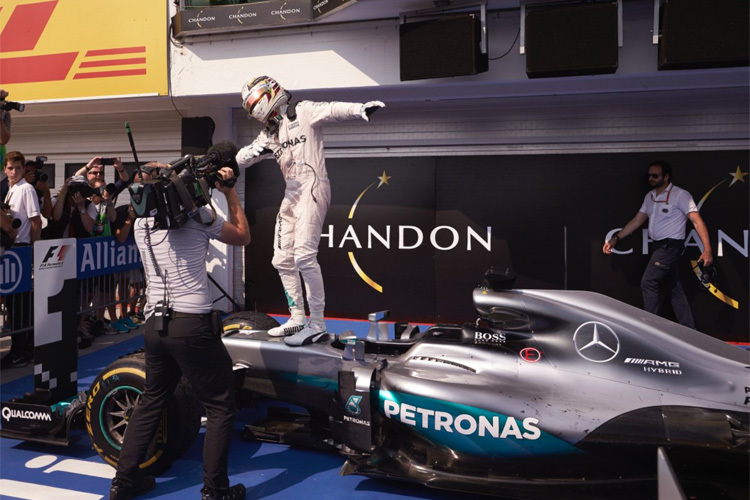 Lewis Hamilton bei seiner Siegerpose