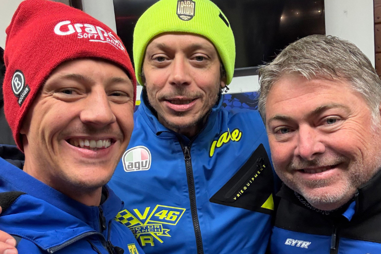 Domi Aegerter (li.) mit Veranstalter Valentino Rossi