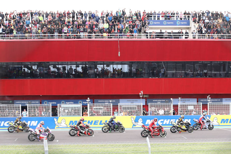 MotoGP-Start vor dem Boxengebäude in Las Termas