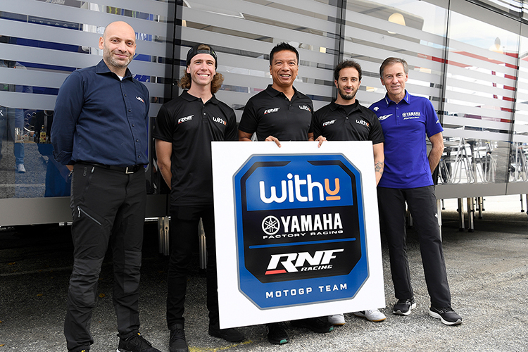 Das WithU-RNF-Yamaha-Team: Sponsor Matteo Ballarin, Darryn Binder, Razlan Razali, Andrea Dovizioso und Lin Jarvis 