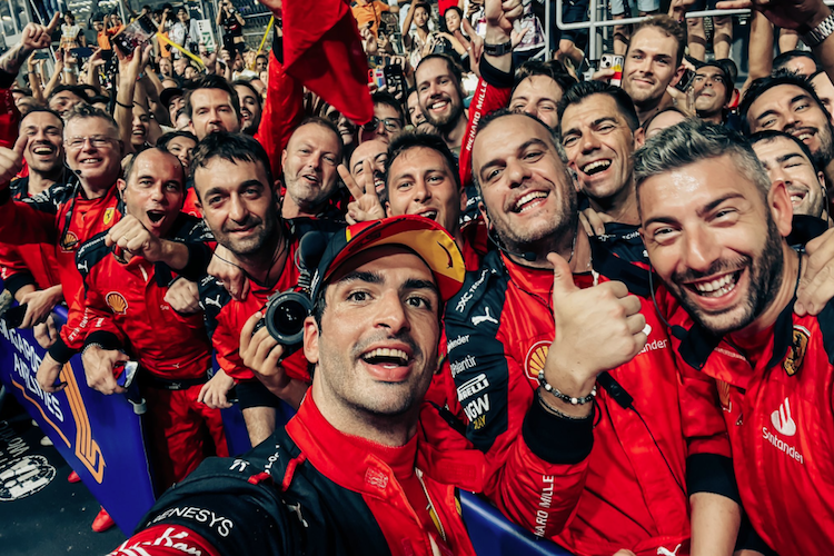 Carlos Sainz: Ein Selfie mit seiner Ferrari-Mannschaft nach dem Singapur-Sieg