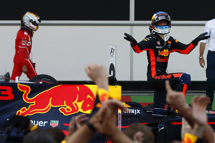 Daniel Ricciardos Geste zum Sensationssieg, hinten stampft Vettel vorbei