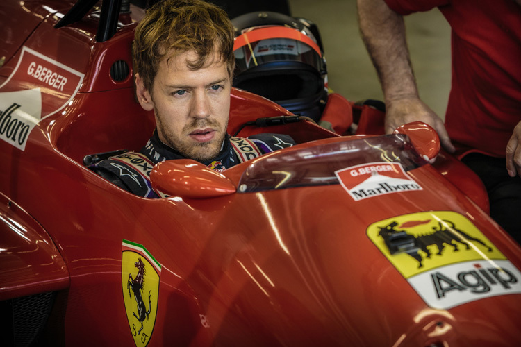 Ungewohntes Ambiente: Sebastian Vettel im alten Ferrari