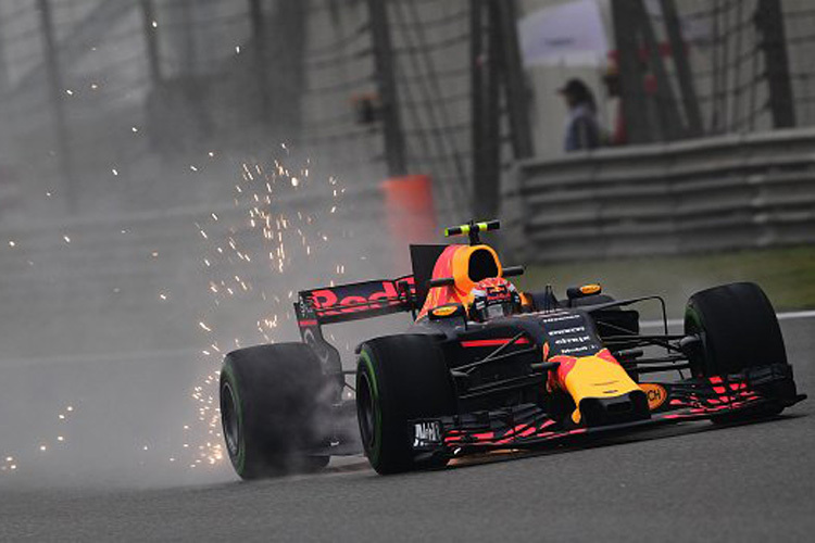 Max Verstappen heizt über den Shanghai International Circuit