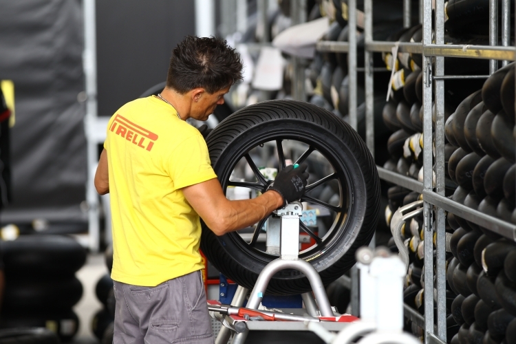 Ein Pirelli Techniker richtet den Reifen her