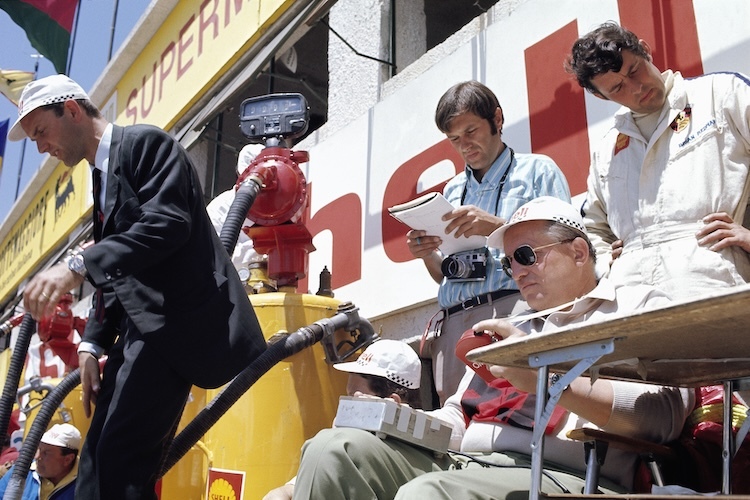 Targa Florio 1969: Zwickl in der Porsche-Box, links Ferdinand Pech, unten mit Sonnenbrille Helmuth Bott, rechts Brian Redman